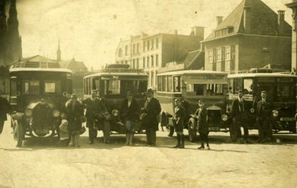 V.l.n.r.: Martini, Chevrolet, Ford 5 en Chevrolet 2. Bron: collectie Hkk 'De Baronie van Cranendonck'
