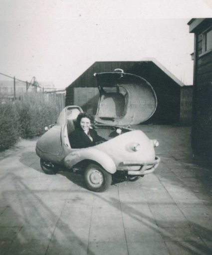 N-212 Mw. Lips-Canters in de autoscooter (coll. Heemkundekring Onsenoort)