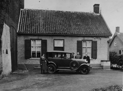 Ford, met Frans van Zimmeren achter het stuur (coll. Heemkundekring "Het Land van Gastel")