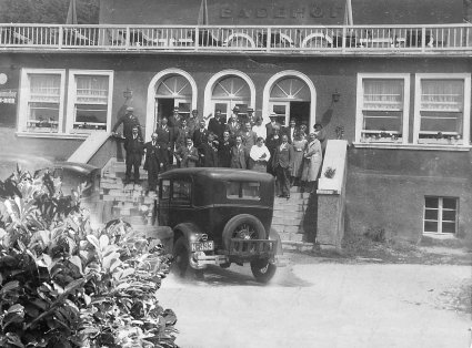 N-333 Badehof met auto van Van der Meulen (collectie I. Ramselaar-v.d. Meulen)