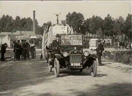 Chevrolet? (Bron: film Reclame-optocht, 1923; Brabant in Beelden)