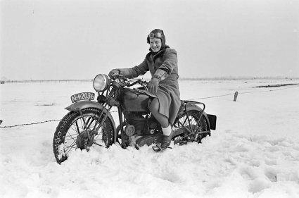 Riek Jansen op motor (foto: D. Scholte; coll. Stadsarchief Oss)