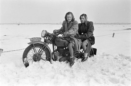 Bep Klaazen en Lies Jansen (foto: D. Scholte; coll. Stadsarchief Oss)