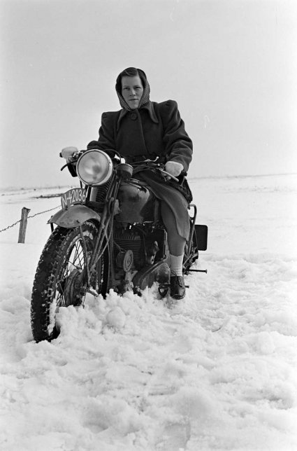 Lies Jansen op motor (foto: D. Scholte; coll. Stadsarchief Oss)