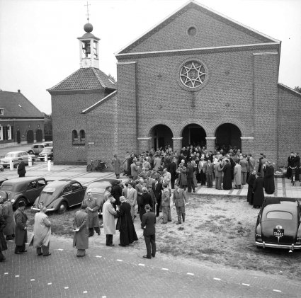 Ford Vedette (Foto: Fotopersbureau Het Zuiden; coll. Regionaal Archief Tilburg)