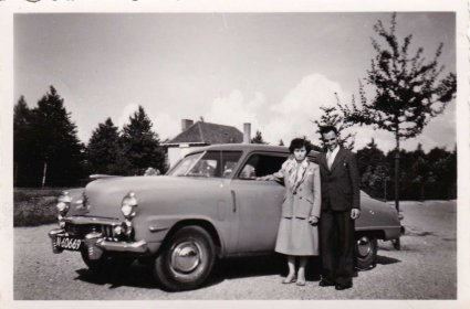 Cor Wijnen en Jan Withagen bij een Studebaker Champion uit 1947-48 (1954; bron: album Lies Wijnen)