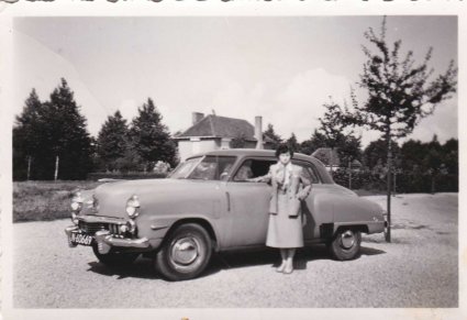 Cor Wijnen bij een Studebaker Champion uit 1947-48 (1954; bron: album Lies Wijnen)
