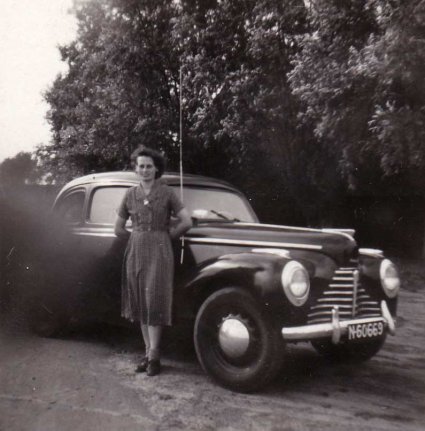 Lies Wijnen bij een Skoda 1102, bouwjaar 1946-1951 (1954; bron: album Lies Wijnen)