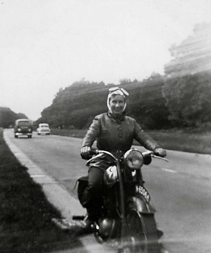 N-65068 Addy van Es op de motor (Collectie EstersHeem)