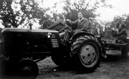 Kersenpluk, ca. 1947-1948 (coll. BHIC)