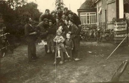 Kersenpluk, ca. 1950 (coll. BHIC)