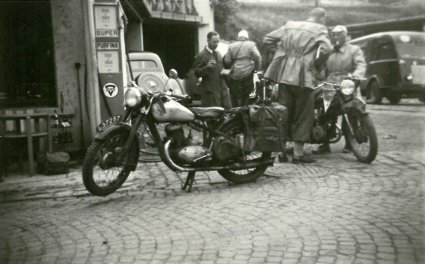 Tanken in Bouillon (bron: Fotoalbum Maria Motorbedevaart)