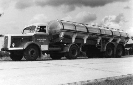 Mercedes met Jumbo tankaanhanger (bron: Een familie van ondernemers)