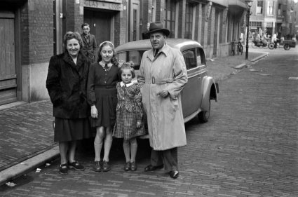 Gezin Louis Weijer-Annie Scholte 1949  (foto: D. Scholte; coll. Stadsarchief Oss) 
