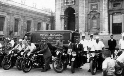 Opgesteld op het Sint-Pietersplein (bron: Fotoalbum Maria Motorbedevaart)