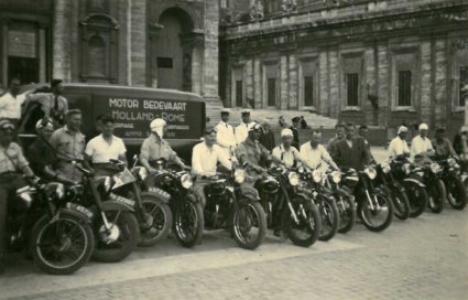 Opgesteld op het Sint-Pietersplein (bron: Fotoalbum Maria Motorbedevaart)