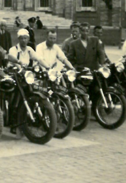 Opgesteld op het Sint-Pietersplein (bron: Fotoalbum Maria Motorbedevaart)