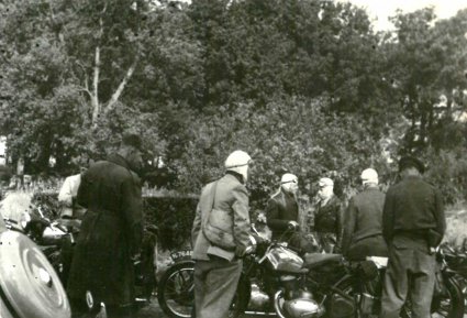 Lunchpauze, 11 juni (bron: Fotoalbum Maria Motorbedevaart)