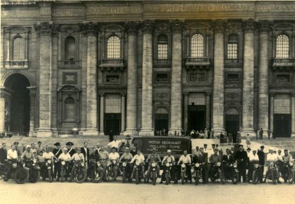 Opgesteld op het Sint-Pietersplein. Van Londen staat ongeveer in het midden (bron: Fotoalbum Maria Motorbedevaart)