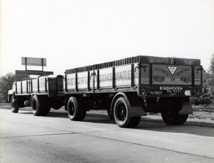 Bedford met Jumbo aanhanger (bron: coll. L. van der Meulen)