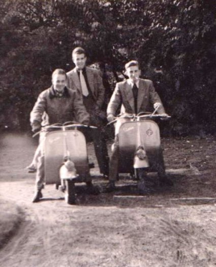 N-83950 Henri van Thiel (l.) op zijn Vespa (collectie A. van Thiel)