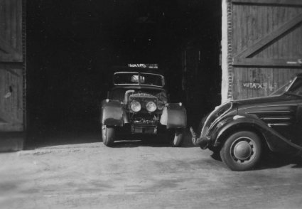 N-874 Peugeot 402 (rechts; Heemkundekring Schijndel, coll. fam. Vugts)