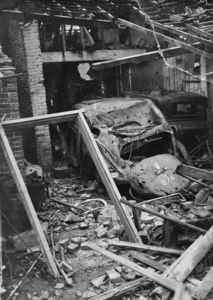 N-874 Wrak van de auto met het kenteken N-874 in de compleet kapot geschoten garage in de Kloosterstraat in Schijndel, oktober 1944 (Heemkundekring Schijndel, coll. fam. Vugts)
