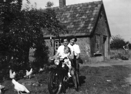 N-88825 Marietje en Nelly van den Hoogen (coll. Esters Heem)