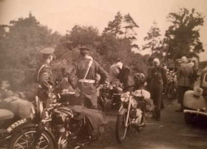 Aan de grens (bron: Fotoalbum Maria Motorbedevaart)