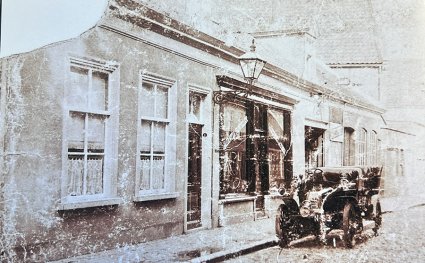De auto voor zijn pand aan de Rulstraat in Oosterhout (foto: particuliere collectie)