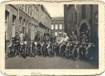 BMC, 1937. Vierde van links L. Vos (bron: collectie Nico van Gool en Thea van Gool-Geertzen)