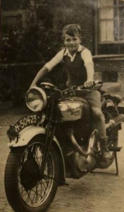 Foto 2: Piet Goossens op motor met kenteken N-50423