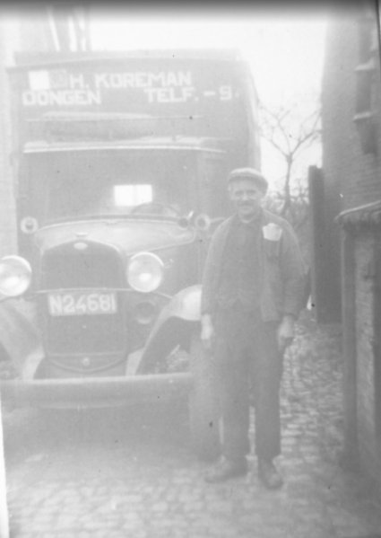 Hein Koreman bij wagen met kenteken N-24681 (bron: H. Ansems)