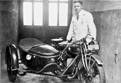 Foto 4: Jacques Hoendervangers bij motor met niet-Brabants kenteken (bron E. Meijer)