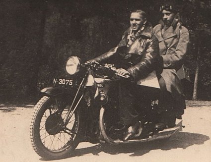 Foto 3: Jacques Hoendervangers voor op de motor (bron E. Meijer)