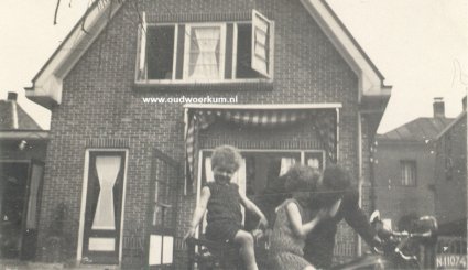 Douglas (Bron: oudwoerkum.nl)