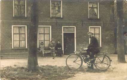 Nol van Boekel op motorfiets (foto: B. Geerts)