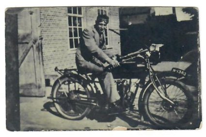 Foto 1: 1000 cc Indian uit ca. 1915, met kenteken N-1363 (bron: J. van de Ven)