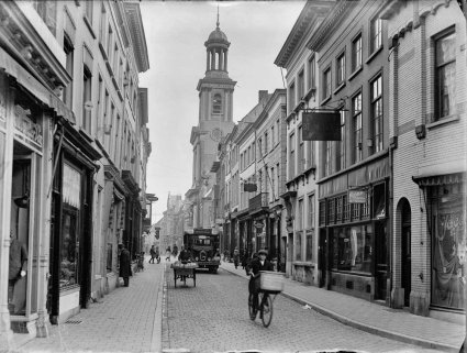 N-14215 in de Ridderstraat (Foto: Jan de Jong, collectie Stadsarchief Breda)