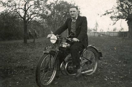 Martien Laurenssen op Sparta motorfiets (foto: Piet Huvenaars)