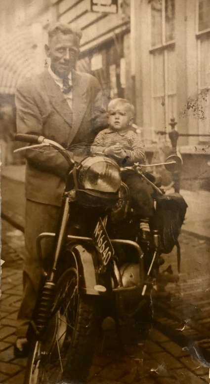 Foto 3: Omstreeks 1953, wellicht in de omgeving van Nijmegen/Wijchen (foto: coll. Ariëns)