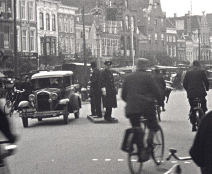 Ford (film: C. van der Mey, Verkeersfilm, 1934 (© GAVA). Bron: Groninger Archieven)