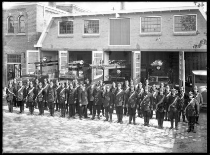 Tilburgse brandweerwagens, 1931 (foto: Fotopersbureau Het Zuiden. Bron: Regionaal Archief Tilburg, fotonummer 659938)