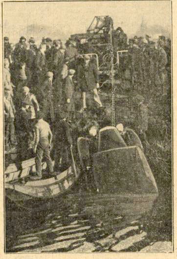 De auto wordt gelicht (bron: Prov. Noordbr. en 's-Bossche Crt, 5 feb. 1936)