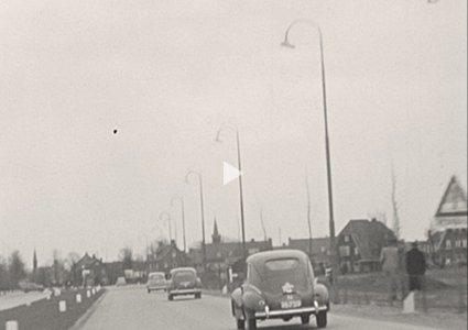 Peugeot 203 (Bron: film Zoektocht naar een nieuw klooster: vertrek van Breda naar Heesch. Collectie Erfgoedcentrum Nederlands Kloosterleven via BrabantinBeelden, op 03:41)