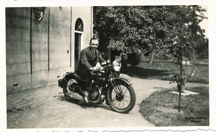 Dokter Henrar op de motor met hetzelfde kenteken (collectie Heemkundekring Erthepe)