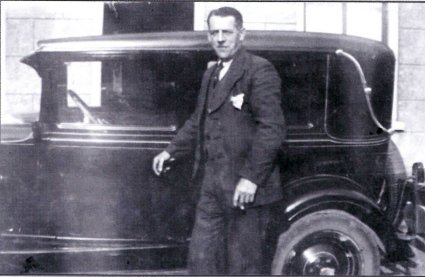 Piet Riijackers poseert in 1932 bij zijn Chevrolet (bron: Bedrijvig Oeffelt, blz. 412)