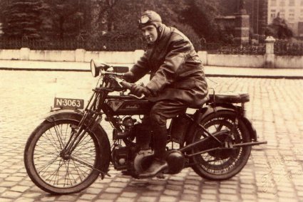 Foto 1: Lambert Moonen op de motor, kenteken N-3063 (foto: collectie W. Thijssen))
