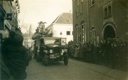 Foto 4: Carnavalsoptocht 1934 (Bron: archief Stichting Vastenavend)