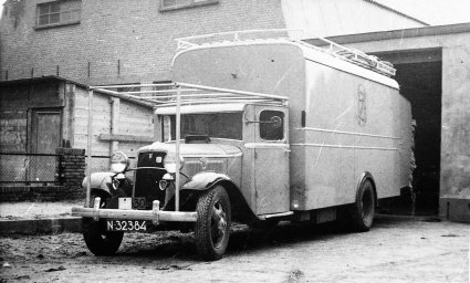 Ford V8 vrachtwagen (Bron: collectie Heemkundekring "Willem van Strijen", Zevenbergen)